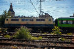 Die 111 025-3 (91 80 6111 025-3 D-TFT) der Train4Train GmbH (Bodenwerder) mit einem FlixTrain konnte ich am 12 August 2026, aus einer S-Bahn heraus bei der Anfahrt auf den Hauptbahnhof K�ln ablichten. 

Die Lok wurde 1976 von Krauss-Maffei in M�nchen-Allach unter der Fabriknummer 19762 gebaut. Damals wurde sie auch in ozeanblau/beige ausgeliefert. Nach der Ausmusterung bei der DB AG ging sie 2020 an die Train4Train GmbH und wurde wieder in ozeanblau/beige um lackiert.