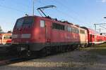 Licht und Schatten f�r die Reihe 111 der DB. Bei DB Regio kommt das formelle Aus f�r die 111er rasch nah, aber in Ersatzzuge (wie TRI) k�nnen die Loks noch immer durchhalten. Zwei regionaldiensten zwischen N�rnberg und Augsburg sind sogar relativ fes ...
