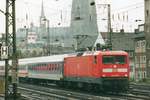 Ein IR verlässt mit 112 180 an der Spitze Köln Hbf am 2 Augustus 2000. Das Bild wurde vom S-Bahnhof Köln-Hansaring aufgenommen. 