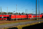 Eine Wende-Lok, die 112 119-3 (91 80 6112 119-3 D-DB) der DB Regio Nordost, ex DR - Deutsche Reichsbahn 112 119-3 steht 22 April 2026 mit einem DoSto-Zug in Rostock in der Abstellgruppe.