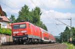 114 027-6, leihweise aus Stuttgart, fhrt am 03.07.2017 mit ihrer RB51(15615) in Krze in den Bahnhof Haitz-Hchst ein.