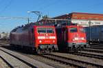 DB: Zusammentreffen der beiden Altbaulokomotiven 120 123-5 und 115 383-2 in Singen am 20. Februar 2015.
Foto: Walter Ruetsch