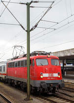 
Seit Januar 2019 auch nicht mehr im Dienst...

Die DB 115 350-1 (91 80 6115 350-1 D-DB), ex DB 110 350-6, ex DB E10 350, mit einem IC am 06.05.2017 im Hbf Hannover.
