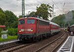 Die DB 115 346-9 (91 80 6115 346-9 D-DB), ex DB 110 346-4, ex DB E10 346, fährt am 21.08.2011 mit einem AZ (Autozug) durch den Bahnhof Linz am Rhein in Richtung Süden.