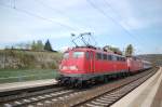 115 459-0 mit Schadzug fährt durch die Haltestelle Westerstetten am 20.04.2009.