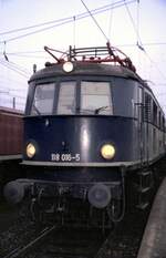 118 016-5 steht in Ulm bereit zur Fahrt nach Regensburg am 16.10.1987. Die Lok hat während ihrer gesamt Dienstzeit die alten Lampen getragen. Die Lampen wurden danach in die Museumslok E 18 08 eingebaut.
