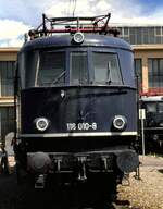 br-118-e-18/739014/118-010-8-in-der-ausstellung-100 118 010-8 in der Ausstellung 100 Jahre elektrische Lokomotiven in München-Freimann am 25.05.1979. Die Lok wurde optich aufgearbeitet und erhielt ein außergewöhnliches blaues Dach.