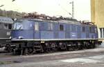118 027-2; wir haben nicht den 1.April, daher kein Versuch, eine 118 zu einer 104 umzufuntionieren: Eine defekte Achse wurde ausgebaut und die Lok wartet auf die Rückmontage in Würzburg am 30.10.1980.