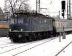118 002-5 mit Nahverkehrszug aus Regensburg fährt in Ulm auf den Bayerischen Gleisen ein am 31.11.1980.