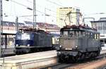 118 048-8 mit D-Zug und 145 162-4 für die Bereitstellung von Zügen in München Hbf am 25.04.1982.