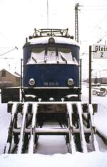 118 014-0 vor Nahverkehrszug in Nördlingen am 12.02.1983.