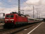 120 105-2 steht mit IC nach Mainz am 15.07.2012 in Plattling.