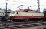 120 003-9 auf Erprobungsfahrt mit angehängtem Schrottzug und aufgebügelter Angstlok 151 043-7 in Würzburg am 30.10.1983.