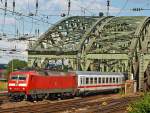 120 130-0 kommt am 07.07.2012 mit einem IC über die Hohenzollernbrücke und fährt gleich in den Hbf Köln ein.