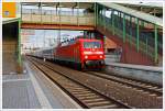 br-1201/313219/mit-60-minuten-versptung-rauscht-nun Mit 60 Minuten Versptung rauscht nun die 120 108-6 mit dem IC 2371 (Hamburg-Altona - Hannover Hbf - Frankfurt(Main) Hbf - Karlsruhe Hbf), am 23.12.2013, in den Bahnhof Gieen.