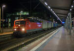 Die 120 120-1 (91 80 6120 120-1 D-BLC) der Bahnlogistik24 GmbH, Dresden (über die Nürnberger Leasing GmbH geleast) fährt am 16.05.2022 (um 23.33 Uhr), mit einem langen Containerzug, von