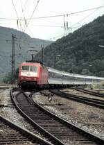 120 137-5 mit Interregio in Geislingen Steige am 15.08.1996.