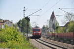 120 132-6 fährt mit einem IC durch Lonsee am 06.05.2011. Das alte Bahnhofsgebäude ist bereits abgebrochen und der nun Haltepunkt neu gestaltet.