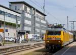 DB: Die zum Messzug passende gelb lackierte 120 502 bei der überraschenden Bahnhofsdurchfahrt Freiburg (Breisgau) am 28.