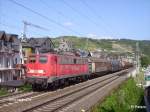 140 838-4 durchf�hrt Oberwesel mit ein kurzen gemischten G�terzug.