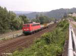 140 382-3 verl�sst Bacharach mit einem Containerzug.