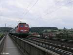 140 544-8 zieht ein Milit�rtransport �ber die Donaubr�cke bei Regensburg-Pr�fering.
