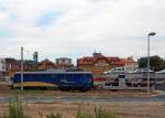 Ein Schnappschuss: 140 761-8 der EVP Mittelweserbahn zieht am 27.08.2013 einem Autotransportzug durch Radebeul-Ost.