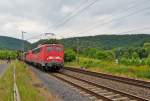 . Zwei Loks der BR 140 ziehen einen Gterzug ber die Moselstrecke in der Nhe von Winningen. 20.06.2014 (Hans)