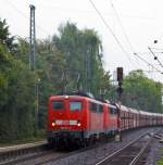 
Als es aus Eimern schüttete, zogen am 29.08.2014 die 140 811-1 der  DB Schenker Rail Deutschland AG und eine weitere Schwestermaschine einen Kohlezug durch den Bahnhof Bonn-Beuel in Richtung Süden.