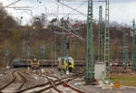 Ein Blick am 15.04.2021 vom Bahnhof Betzdorf (Sieg) zum Rangierbahnhof (Rbf), von links nach rechts:  Die 140 438-3 (91 80 6140 438-3 D-BYB) der BayernBahn GmbH fährt, mit dem sogenannten