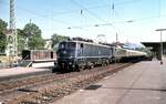 110 448-8 schleppt 140 und Eilzug in Murnau im Mai 1977.
