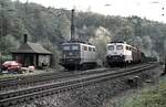 140 281-6 mit Güterzug und Schublok 150 096-5 steht in Laufach in Bereitschaft am 30.04.1991.