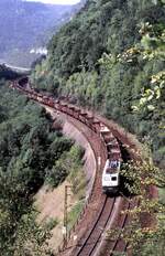 140 071-2mit offenen Hochbordwagen Omm auf der Geislinger Steige vom Mühltalfelsen gesehen, am 21.08.1982.