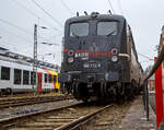 Die 140 772-5 (91 80 6140 772-5 D-EBS) und die 140 789-9 (91 80 6140 789-9 D-EBS) beide der EBS - Erfurter Bahnservice GmbH sind am 25.01.2022 vor der ehemaligen Lokleitung in Siegen beim Hbf Siegen abgestellt.