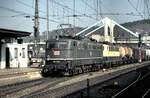 150 178-2 und eine 140 im Schlepp mit gemischtem Güterzug in Ulm am 06.04.1997.