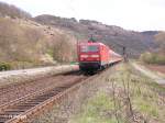 143 076 schiebt eine RB nach W�rzburg durchs Maintal bei Gambach.