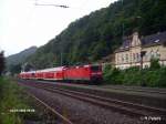 143 910-8 verl�sst Bacharach mit einer RB Mainz geschoben.