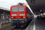   Die 143 270-7 (91 80 6143 270-7 D-DB), ex DR 243 270-6, der DB Regio AG steht am 26.05.2014 mit dem RE 20  Main-Lahn-Express  in den Bahnhof Limburg an der Lahn zu Abfahrt nach Frankfurt am Main