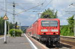Am 15.06.2017 erreicht 143 064-4 mit ihrer RB22 (15423) den Bahnhof Eschhofen.