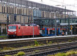 Die an die WRS Deutschland GmbH vermietete 143 856-3 „Melissa“ (91 80 6143 856-3 D-DB), eine Mietlokomotive vom DB Gebrauchtzugportal der DB Regio AG Südost, fährt am 24.11.2022 mit einem leeren Autotransportzug der serbischen Milsped AML (2 x2 achsige Wageneinheiten der Gattung Laaers, eingestellt mit B-MIL in Belgien) durch den Hauptbahnhof Regensburg, vermutlich in Richtung Straubing bzw. Passau.

Die Lok wurde 1988 bei LEW (Lokomotivbau Elektrotechnische Werke Hans Beimler Hennigsdorf) unter der Fabriknummer 20306 gebaut und als DR 243 856-2 an die Deutsche Reichsbahn geliefert. Zum 01.01.1992 erfolgte die Umzeichnung in DR 143 856-3 und zum 01.01.1994 in DB 143 856-3. Aktuell (2022) wird sie als Mietlokomotive im DB Gebrauchtzugportal ==> Miete oder kaufe mich <== der DB Regio AG Südost angeboten.

Auch wenn man sie meist vor Personenzügen sieht, so ist und war die DR 243 (heutige BR 143), ja eine leichtere und technisch modernere vierachsige Variante der DR 250 (heute BR 155) für den Personenzug- und mittelschweren Güterzugdienst. 
