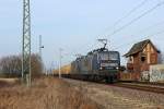 01.03.2014 - Der derzeit sehr zuverlässig und pünktlich verkehrende Holzhackschnitzelzug der RBH von Wismar nach Mannheim passiert gezogen von RBH 105 + 120 das stillgelegte nördliche