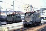 144 096-5 und 145 162-4 Bereitstellungsloks in München Hbf am 25.04.1982.