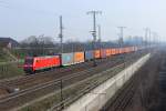 14.03.2014 10:13 Uhr - 145 012 fährt mit einem Containerzug aus Richtung Magdeburg kommend in Richtung Wittenberge aus.