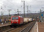 br-145-traxx-f140-ac/729344/die-145-045-1-91-80-6145 Die 145 045-1 (91 80 6145 045-1 D-DB) der DB Cargo Deutschland AG fährt am 28.12.2017 mit einem KLV-Zug durch Weil am Rhein in Richtung DB Umschlagbahnhof Basel - Weil am Rhein.

Die TRAXX F140 AC besitzt ein Regio-Paket, und war auch ab 2011 eine Zeitlang an die DB Regio AG vermietet. Sie wurden 1999 von ADtranz (ABB Daimler-Benz Transportation GmbH) in Kassel unter der Fabriknummer 33363 gebaut.