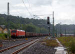 br-145-traxx-f140-ac/743820/bei-einem-kurzen-regenschauerdie-145-067-5 Bei einem kurzen Regenschauer....
Die 145 067-5 (91 80 6145 067-5 D-DB) der DB Cargo AG fährt am 20.08.2021 mit einem offenen Güterzug durch den Bahnhof Betzdorf (Sieg) in Richtung Siegen.

Die TRAXX F140 AC wurde 2000 von ADtranz (ABB Daimler-Benz Transportation GmbH) in Kassel unter der Fabriknummer 33394 gebaut. Im April hatte ich sie an gleicher Stelle vor der Linse, da fuhr sie für MEG - Mitteldeutsche Eisenbahn GmbH. Diese Zeichen trägt sie nun nicht mehr, ob sie nun wieder für die DB Cargo AG fährt oder anderwärtig vermietet ist, ist mir unbekannt.
