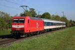 TRI 145 097 in Quasi-Retro Rot schiebt der RB37 (Krefeld Hbf<=>Neuss Hbf) am 24 April 2026 durch Kaarst-Broicherseite und wird vom offenbarer Stelle fotografiert.