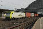 CT 145 094 zieht ein Containerzug durch Bremen Hbf am 20 Februar 2026.