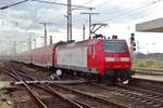 Werbe-TRAXX 146 023 schiebt ein RE aus Duisburg Hbf aus nach Köln am 13 April 2014.