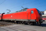 Die 146 005-4 (91 80 6146 005-4 D-DB) der DB Regio NRW fährt am 24.03.2021, mit dem RE 9 (rsx - Rhein-Sieg-Express) Aachen - Köln - Siegen, durch Niederschelden in Richtung Siegen.