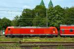 br-1461-traxx-p160-ac1/208572/146-110-2-der-db-am-25052012 146 110-2 der DB am 25.05.2012 fhrt in den Hbf Freiburg im Breisgau, sie schieb den RB nach Offenburg.